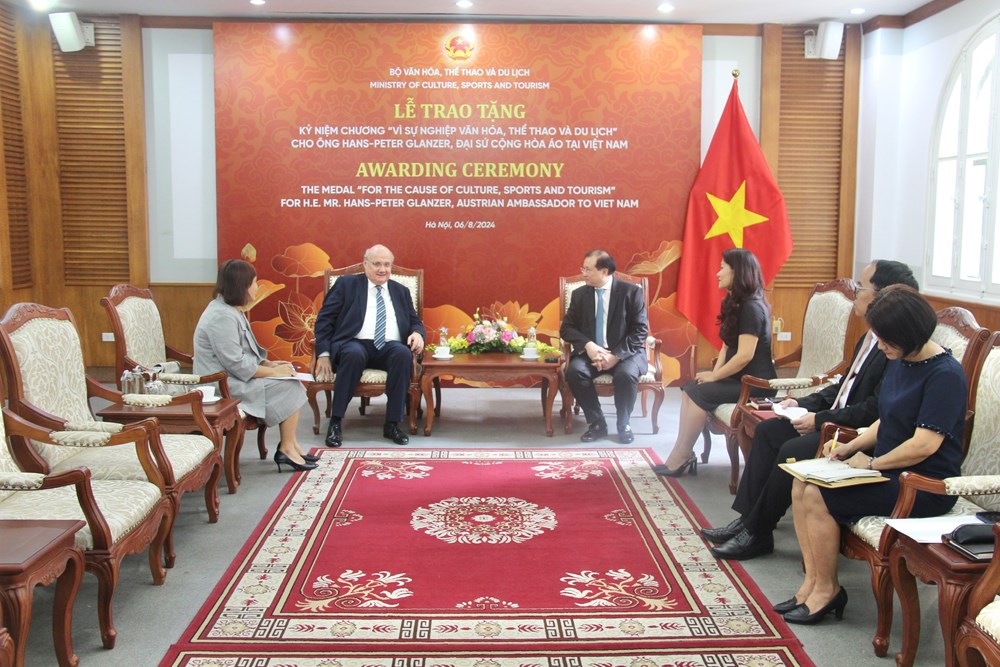 Trao tặng kỷ niệm chương “Vì sự nghiệp Văn hoá, Thể thao và Du lịch” cho Đại sứ Áo tại Việt Nam - ảnh 2