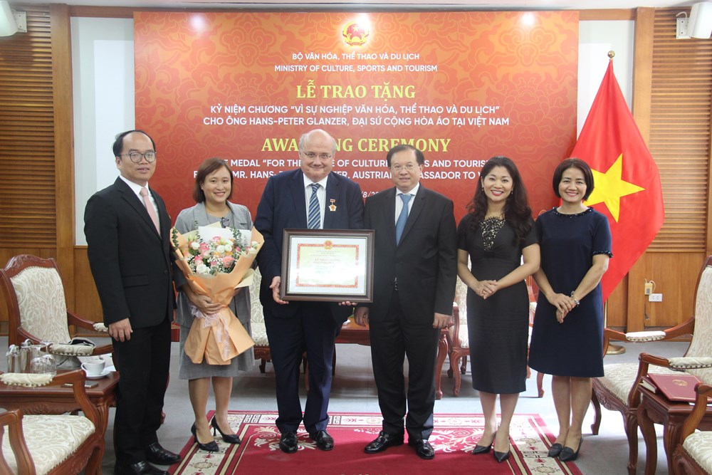 Trao tặng kỷ niệm chương “Vì sự nghiệp Văn hoá, Thể thao và Du lịch” cho Đại sứ Áo tại Việt Nam - ảnh 3