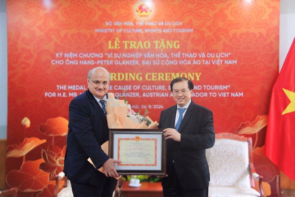 Trao tặng kỷ niệm chương “Vì sự nghiệp Văn hoá, Thể thao và Du lịch” cho Đại sứ Áo tại Việt Nam - ảnh 1