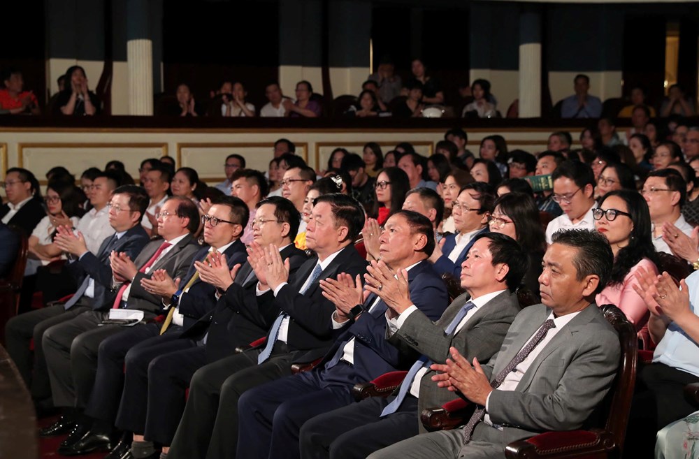 Trang trọng, sâu lắng và xúc động - ảnh 1