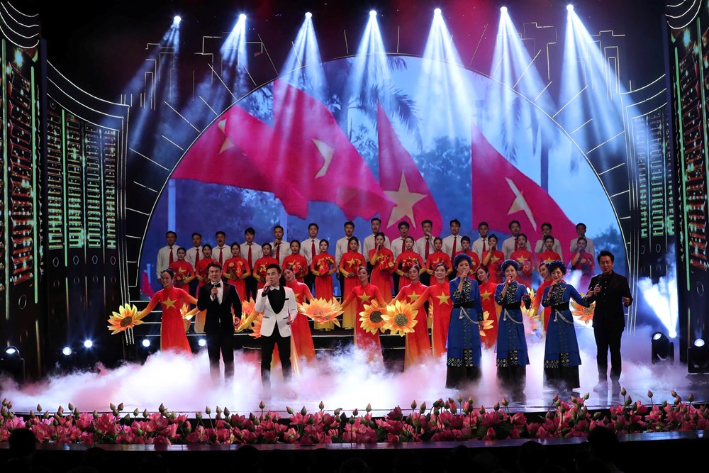 Trang trọng, sâu lắng và xúc động - ảnh 16