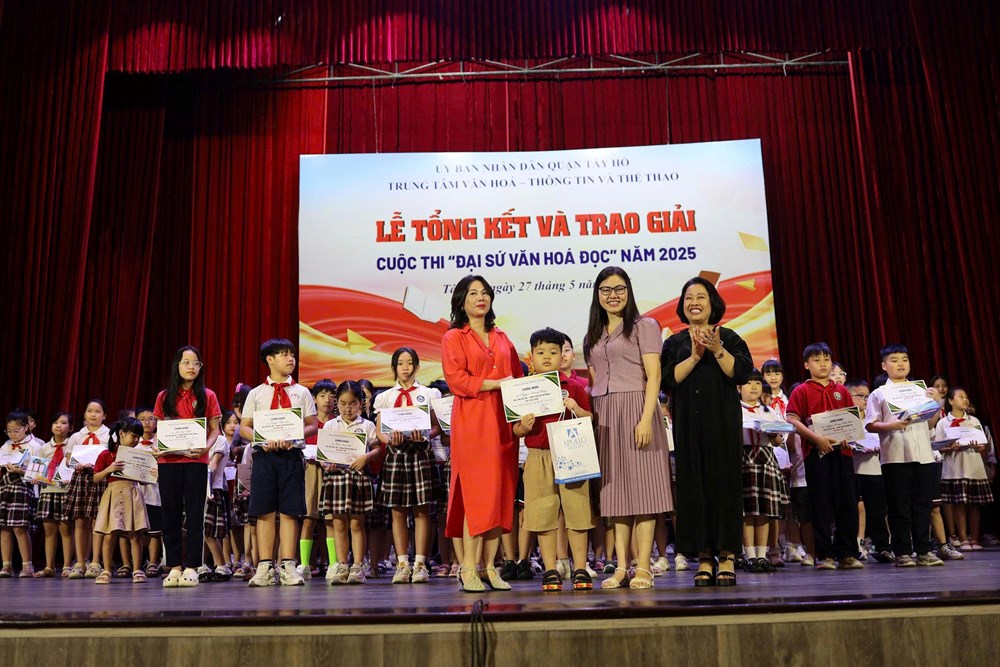 Trao giải cuộc thi Đại sứ Văn hoá đọc quận Tây Hồ 2025 - ảnh 1
