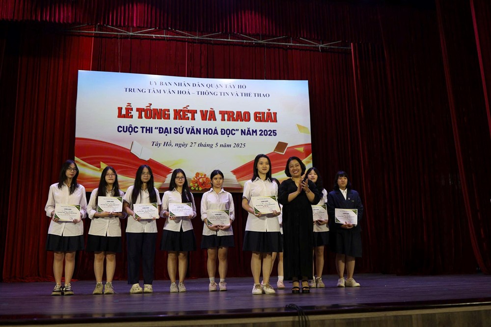 Trao giải cuộc thi Đại sứ Văn hoá đọc quận Tây Hồ 2025 - ảnh 2