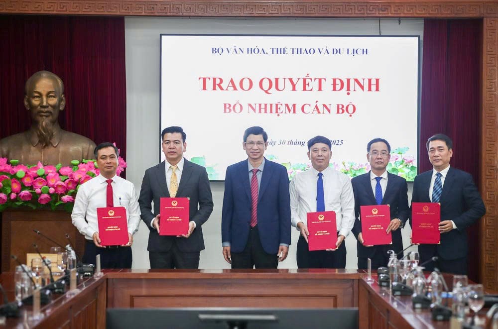 Bộ VHTTDL công bố, trao quyết định bổ nhiệm cán bộ - ảnh 6