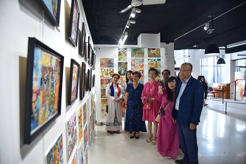 Giới trẻ Việt kể câu chuyện văn hóa trên đất Pháp - ảnh 1