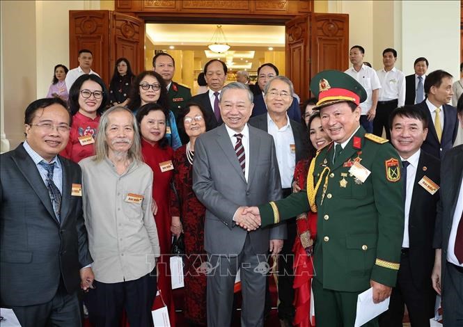 Tổng Bí thư Tô Lâm gặp mặt đại biểu trí thức, nhà khoa học, văn nghệ sĩ - ảnh 4