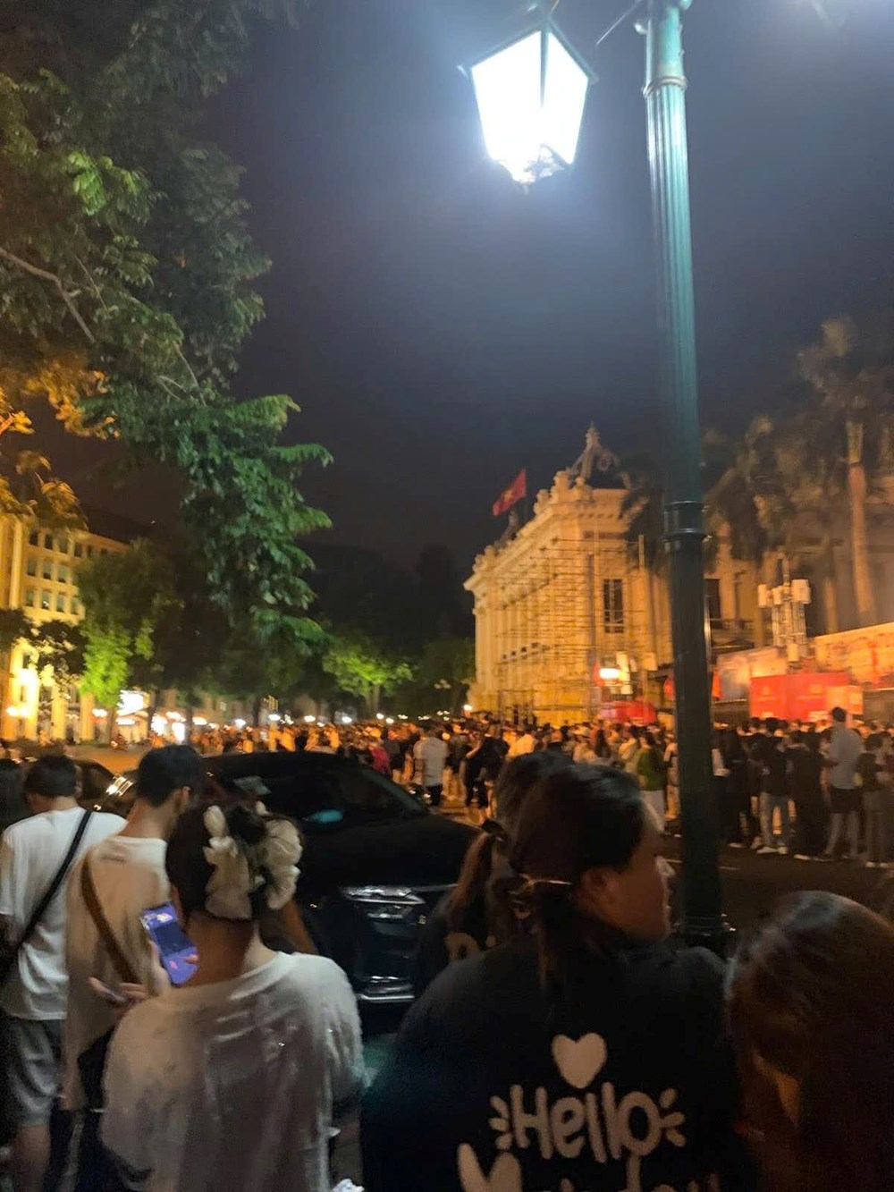 Biển người đổ về Nhà hát Lớn Hà Nội nhận vé concert “Việt Nam trong tôi" - ảnh 1