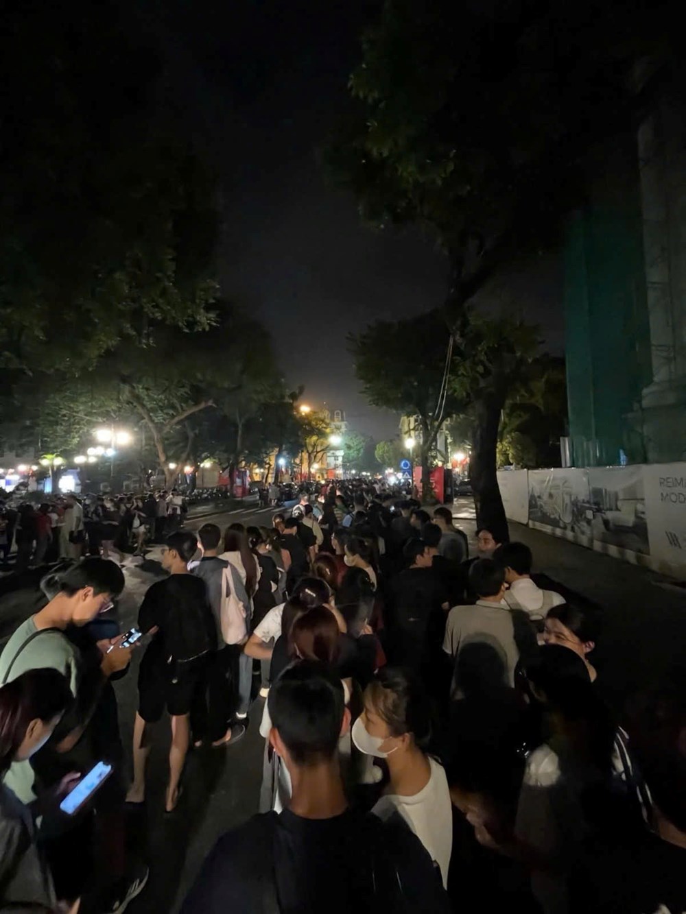Biển người đổ về Nhà hát Lớn Hà Nội nhận vé concert “Việt Nam trong tôi" - ảnh 2