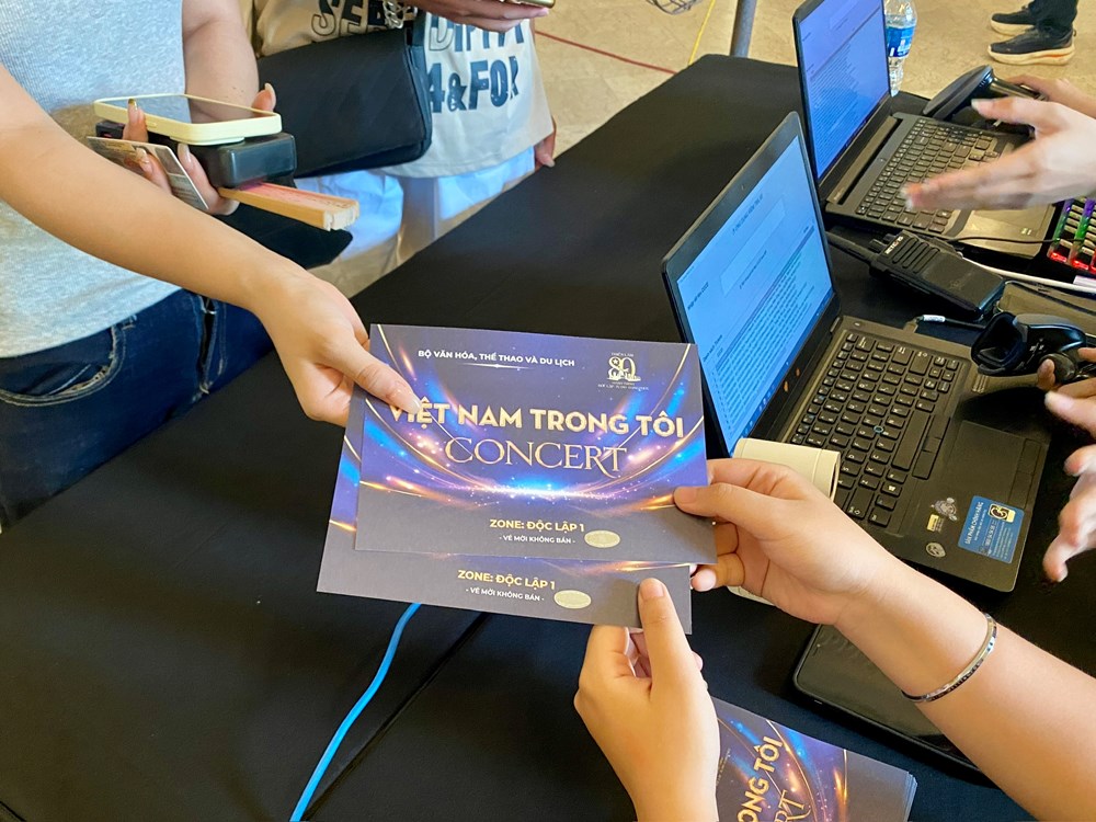 Biển người đổ về Nhà hát Lớn Hà Nội nhận vé concert “Việt Nam trong tôi" - ảnh 9
