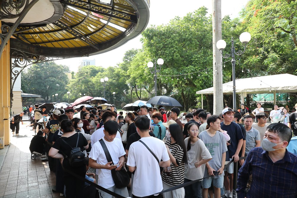 Biển người đổ về Nhà hát Lớn Hà Nội nhận vé concert “Việt Nam trong tôi" - ảnh 7