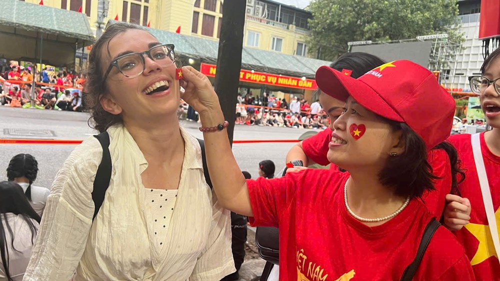 Khách Tây hào hứng cùng người dân xem tổng hợp luyện diễu binh - ảnh 1