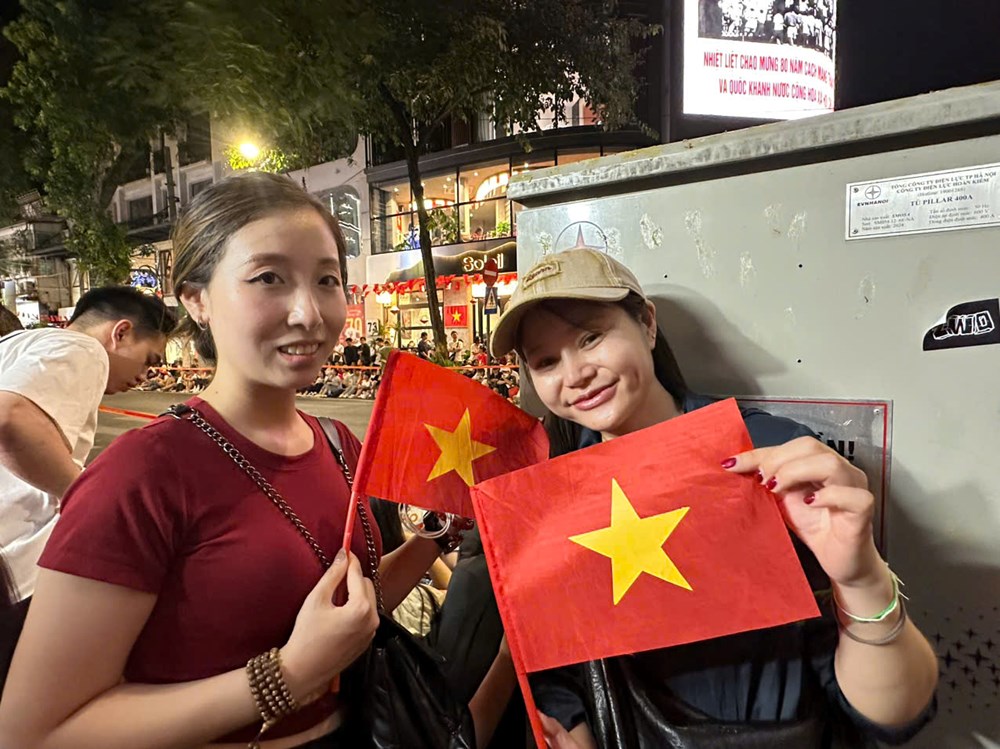 Khách Tây hào hứng cùng người dân xem tổng hợp luyện diễu binh - ảnh 4