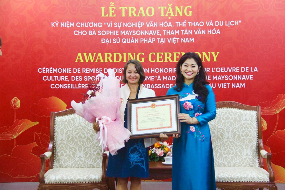 Trao kỷ niệm chương cho Tham tán văn hoá Đại sứ quán Pháp tại Việt Nam - ảnh 2