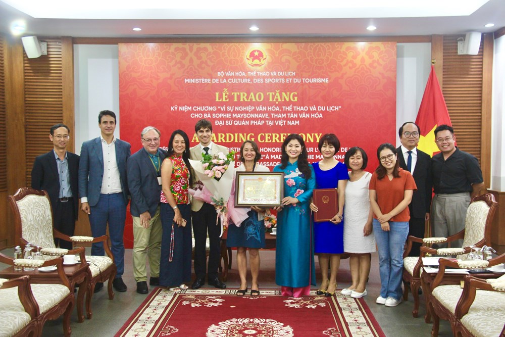 Trao kỷ niệm chương cho Tham tán văn hoá Đại sứ quán Pháp tại Việt Nam - ảnh 4