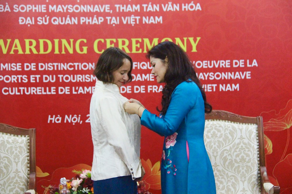 Trao kỷ niệm chương cho Tham tán văn hoá Đại sứ quán Pháp tại Việt Nam - ảnh 1