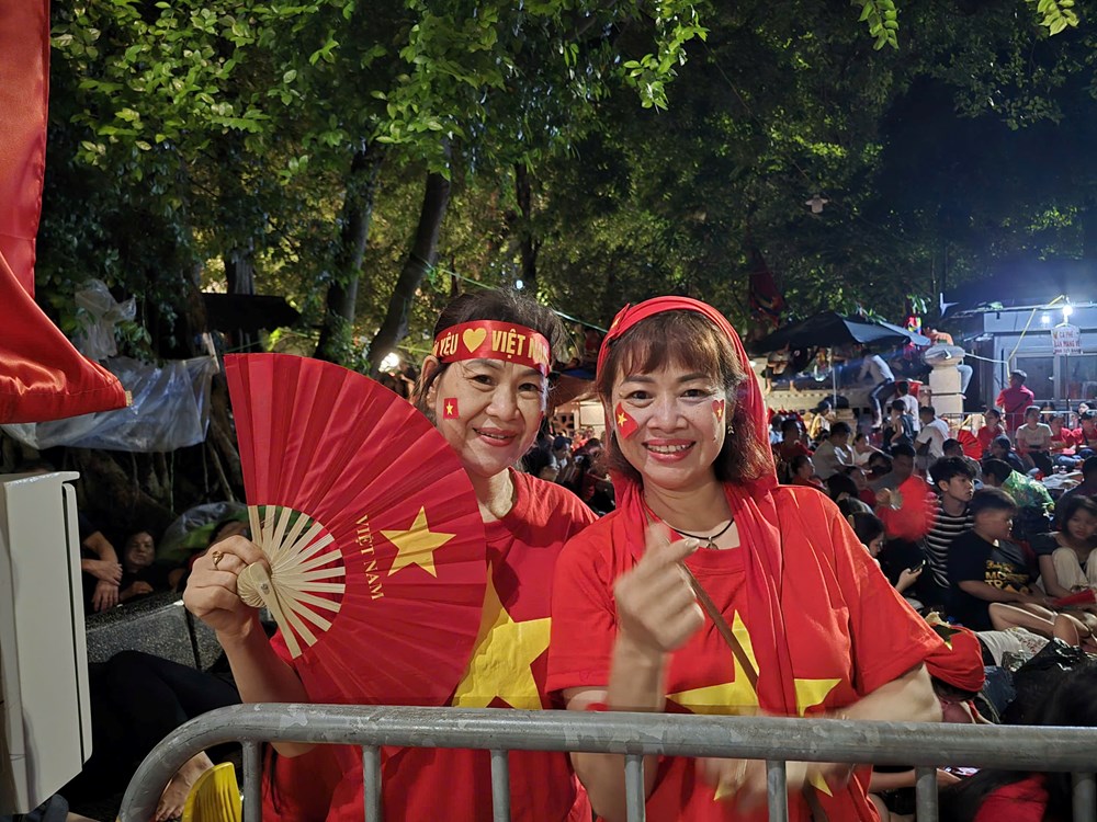 Người dân “cắm chốt” qua đêm xem diễu binh, diễu hành A80 - ảnh 2