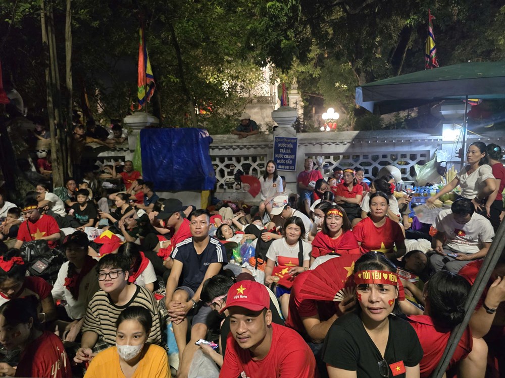 Người dân “cắm chốt” qua đêm xem diễu binh, diễu hành A80 - ảnh 1