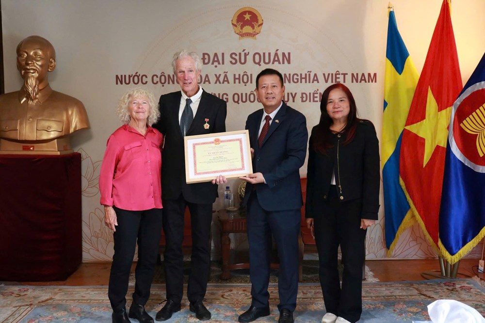 Tặng Kỷ niệm chương “Vì sự nghiệp Văn hóa, Thể thao và Du lịch” cho đạo diễn Bo Öhlén - ảnh 2