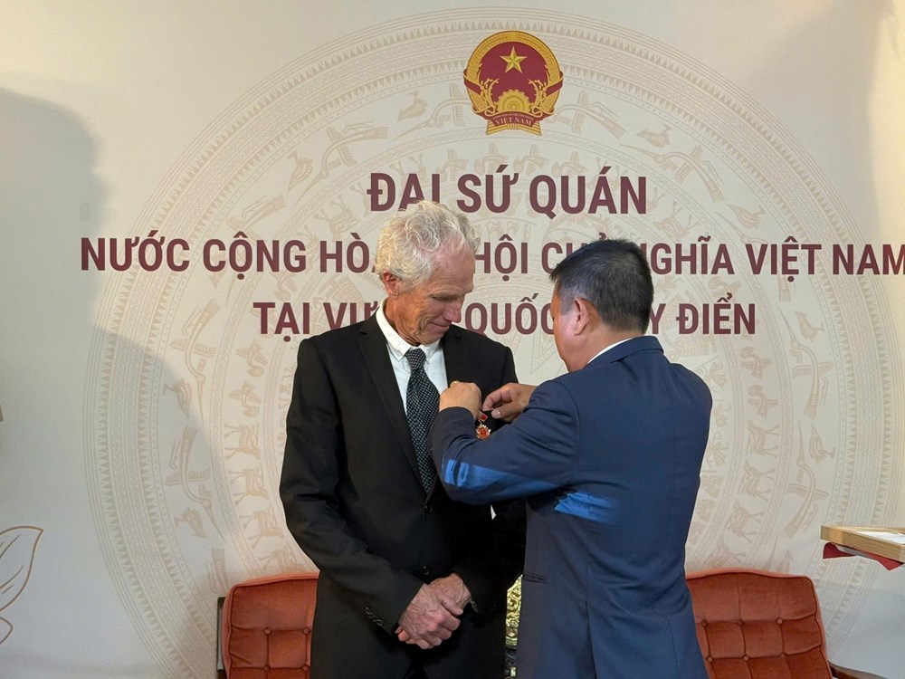 Tặng Kỷ niệm chương “Vì sự nghiệp Văn hóa, Thể thao và Du lịch” cho đạo diễn Bo Öhlén - ảnh 1