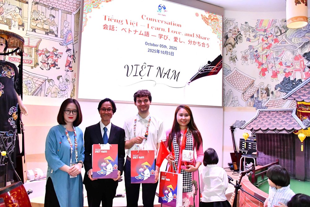 Trung thu sum vầy và giao lưu tiếng Việt tại Nhà triển lãm Việt Nam  - ảnh 5