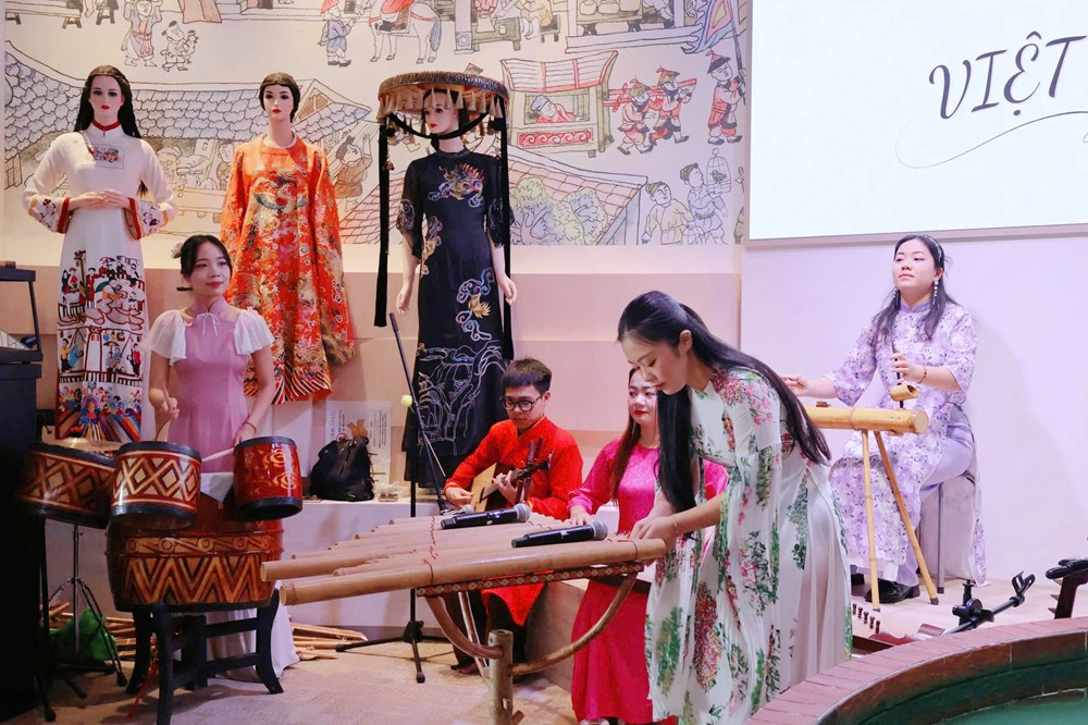 Trung thu sum vầy và giao lưu tiếng Việt tại Nhà triển lãm Việt Nam  - ảnh 7