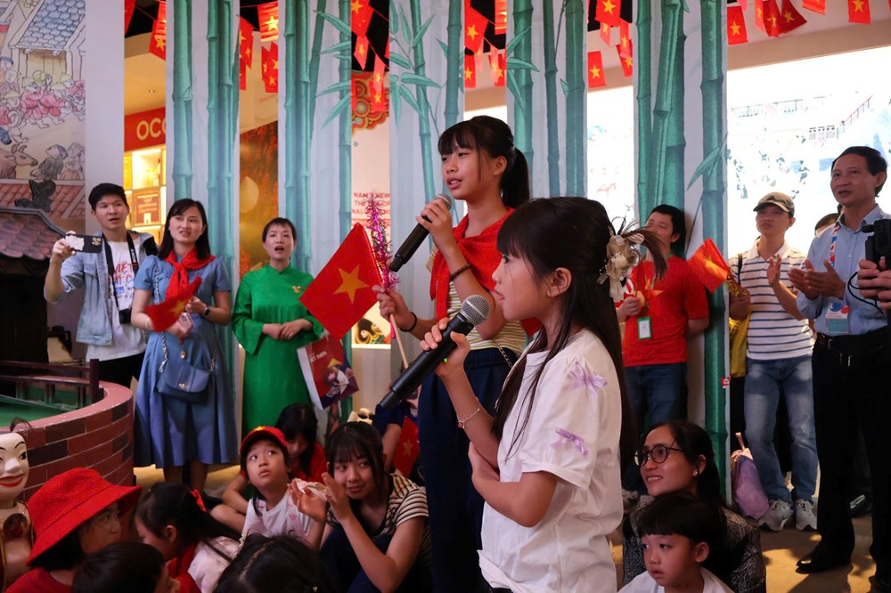 Trung thu sum vầy và giao lưu tiếng Việt tại Nhà triển lãm Việt Nam  - ảnh 4