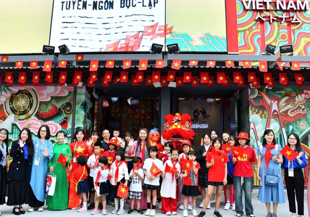 Trung thu sum vầy và giao lưu tiếng Việt tại Nhà triển lãm Việt Nam  - ảnh 1