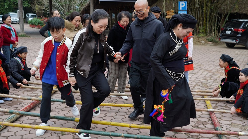 Bảo tồn bản sắc văn hóa dân tộc gắn với giảm nghèo bền vững - ảnh 2