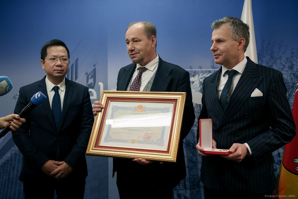 Truy tặng Huân chương Hữu nghị cho cố kiến trúc sư Kazimierz Kwiatkowski - ảnh 1