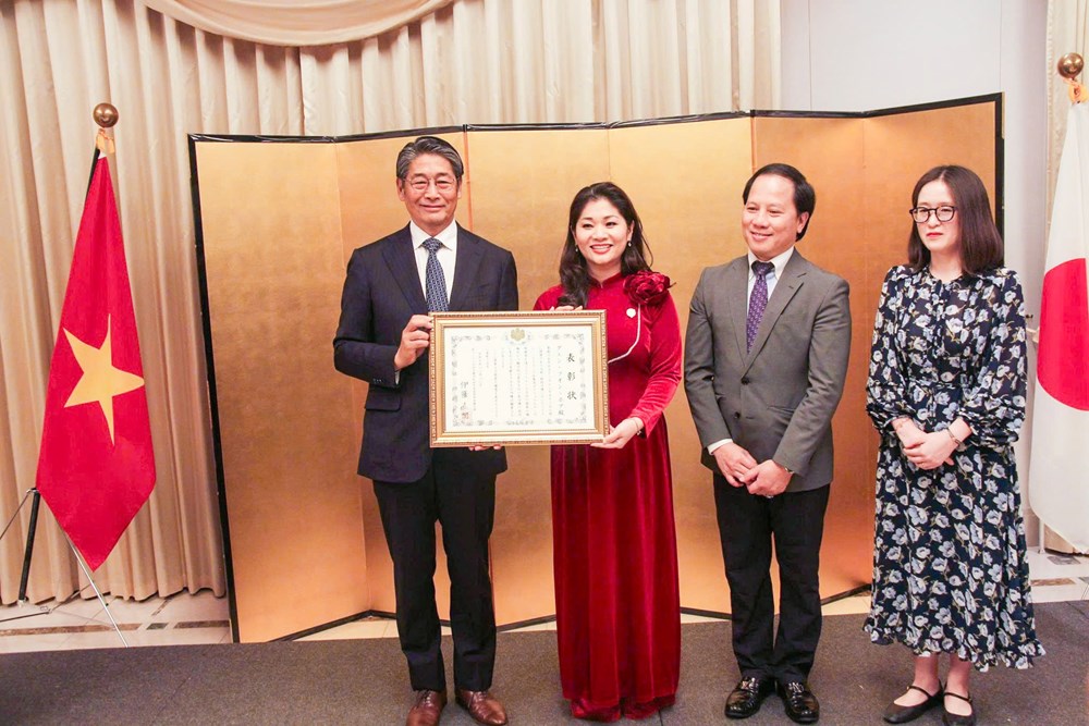 Cục trưởng Cục Hợp tác quốc tế Nguyễn Phương Hòa nhận bằng khen của Đại sứ Nhật Bản - ảnh 3