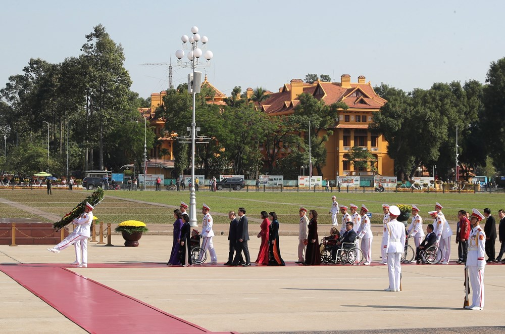 Đoàn đại biểu dự Đại hội Thi đua yêu nước toàn quốc lần thứ XI vào Lăng viếng Chủ tịch Hồ Chí Minh - ảnh 1