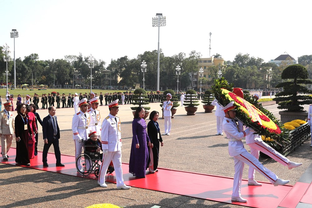 Đoàn đại biểu dự Đại hội Thi đua yêu nước toàn quốc lần thứ XI vào Lăng viếng Chủ tịch Hồ Chí Minh - ảnh 3