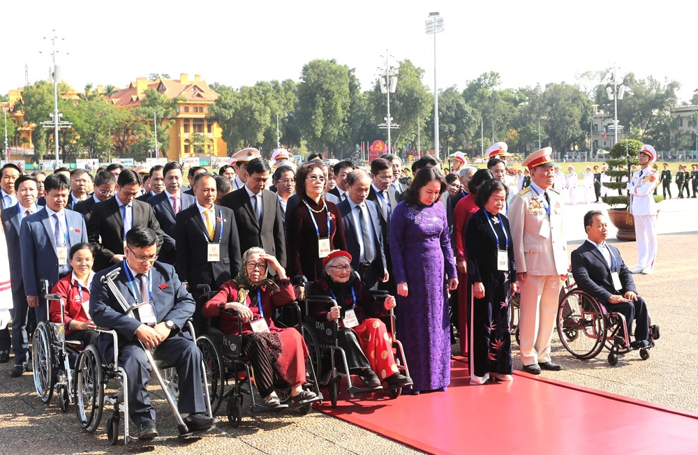 Đoàn đại biểu dự Đại hội Thi đua yêu nước toàn quốc lần thứ XI vào Lăng viếng Chủ tịch Hồ Chí Minh - ảnh 2