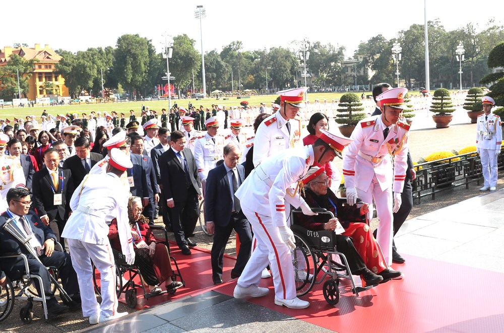 Đoàn đại biểu dự Đại hội Thi đua yêu nước toàn quốc lần thứ XI vào Lăng viếng Chủ tịch Hồ Chí Minh - ảnh 4