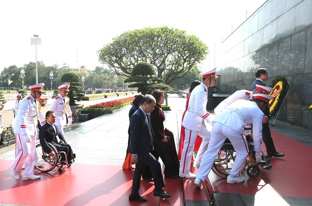 Đoàn đại biểu dự Đại hội Thi đua yêu nước toàn quốc lần thứ XI vào Lăng viếng Chủ tịch Hồ Chí Minh - ảnh 5