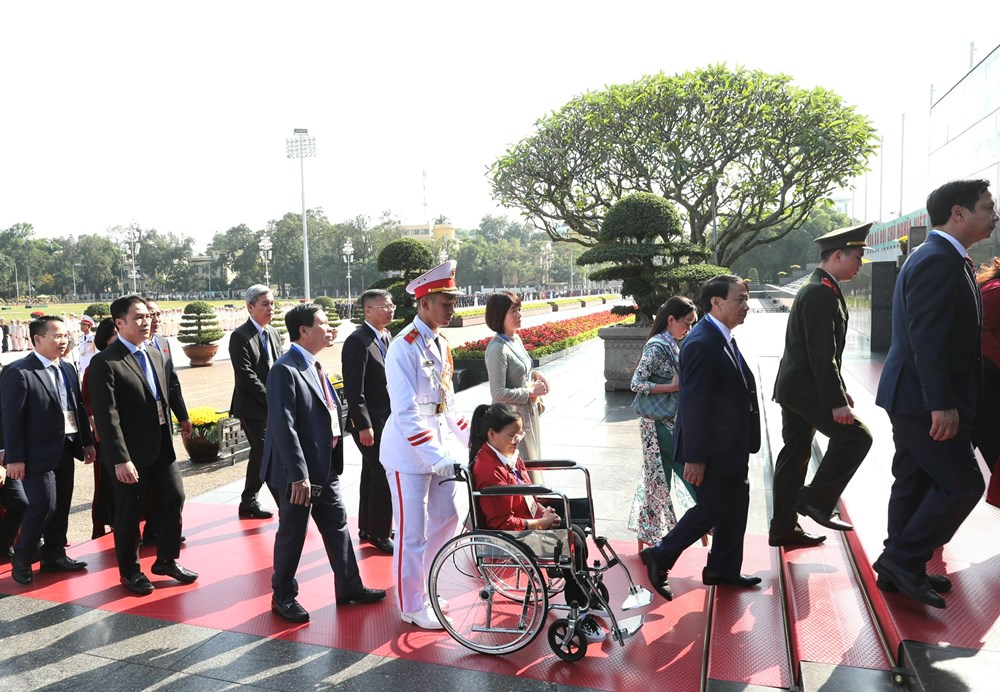 Đoàn đại biểu dự Đại hội Thi đua yêu nước toàn quốc lần thứ XI vào Lăng viếng Chủ tịch Hồ Chí Minh - ảnh 6