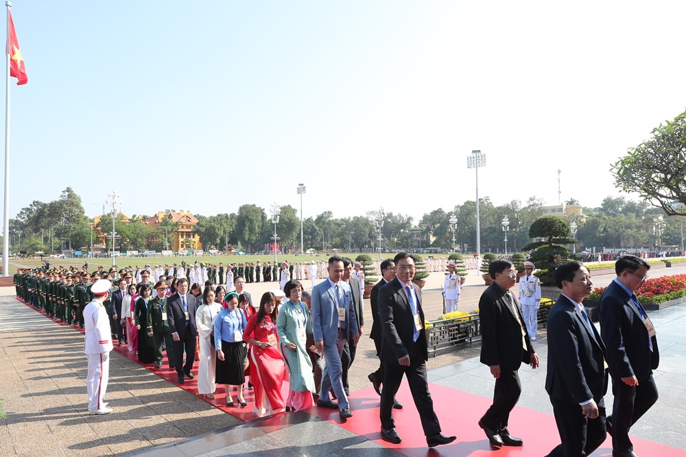 Đoàn đại biểu dự Đại hội Thi đua yêu nước toàn quốc lần thứ XI vào Lăng viếng Chủ tịch Hồ Chí Minh - ảnh 7