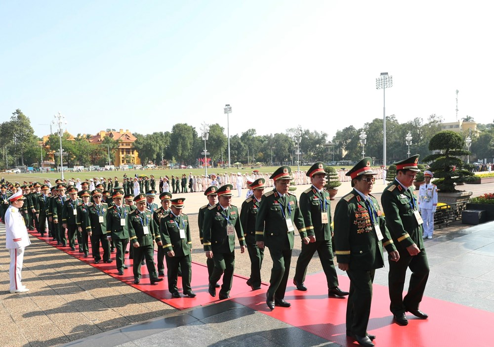 Đoàn đại biểu dự Đại hội Thi đua yêu nước toàn quốc lần thứ XI vào Lăng viếng Chủ tịch Hồ Chí Minh - ảnh 8