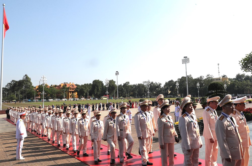 Đoàn đại biểu dự Đại hội Thi đua yêu nước toàn quốc lần thứ XI vào Lăng viếng Chủ tịch Hồ Chí Minh - ảnh 14