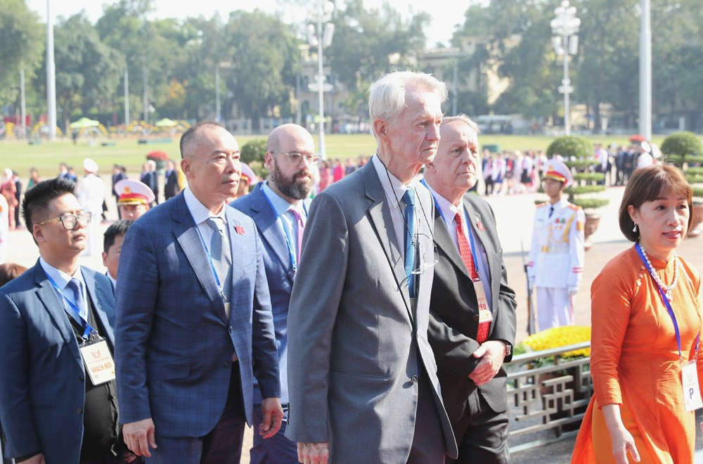 Đoàn đại biểu dự Đại hội Thi đua yêu nước toàn quốc lần thứ XI vào Lăng viếng Chủ tịch Hồ Chí Minh - ảnh 15