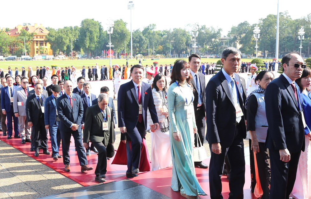 Đoàn đại biểu dự Đại hội Thi đua yêu nước toàn quốc lần thứ XI vào Lăng viếng Chủ tịch Hồ Chí Minh - ảnh 9