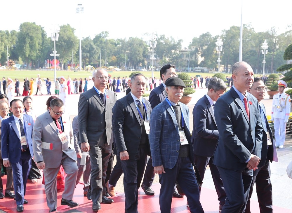 Đoàn đại biểu dự Đại hội Thi đua yêu nước toàn quốc lần thứ XI vào Lăng viếng Chủ tịch Hồ Chí Minh - ảnh 10