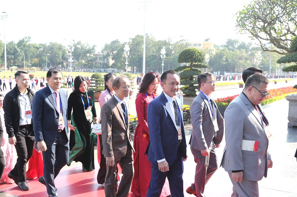 Đoàn đại biểu dự Đại hội Thi đua yêu nước toàn quốc lần thứ XI vào Lăng viếng Chủ tịch Hồ Chí Minh - ảnh 11