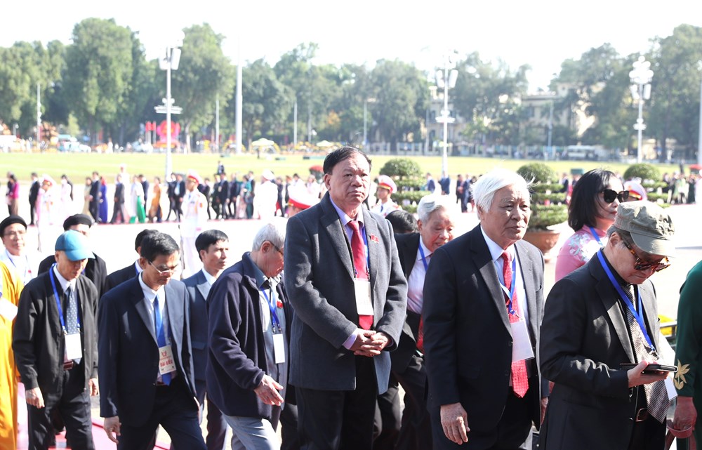 Đoàn đại biểu dự Đại hội Thi đua yêu nước toàn quốc lần thứ XI vào Lăng viếng Chủ tịch Hồ Chí Minh - ảnh 12