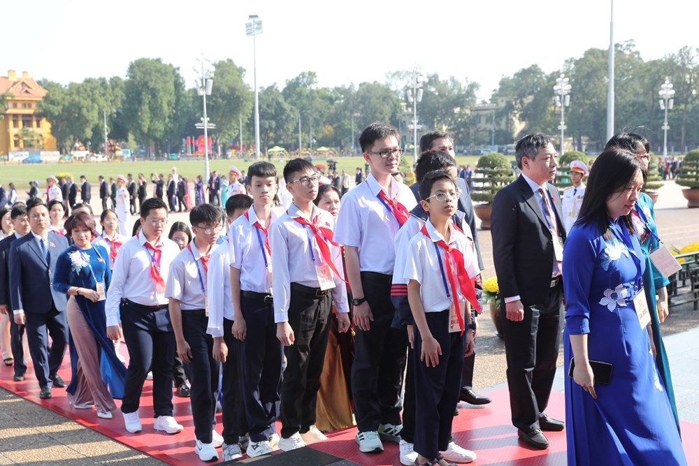 Đoàn đại biểu dự Đại hội Thi đua yêu nước toàn quốc lần thứ XI vào Lăng viếng Chủ tịch Hồ Chí Minh - ảnh 16