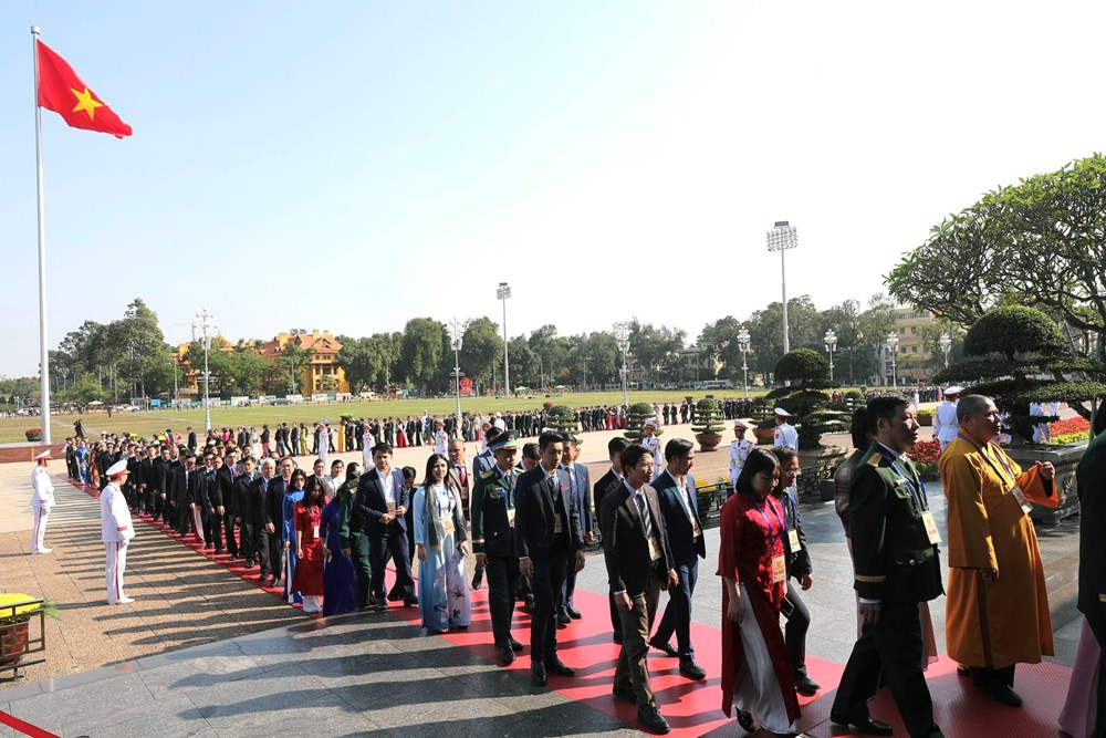 Đoàn đại biểu dự Đại hội Thi đua yêu nước toàn quốc lần thứ XI vào Lăng viếng Chủ tịch Hồ Chí Minh - ảnh 17