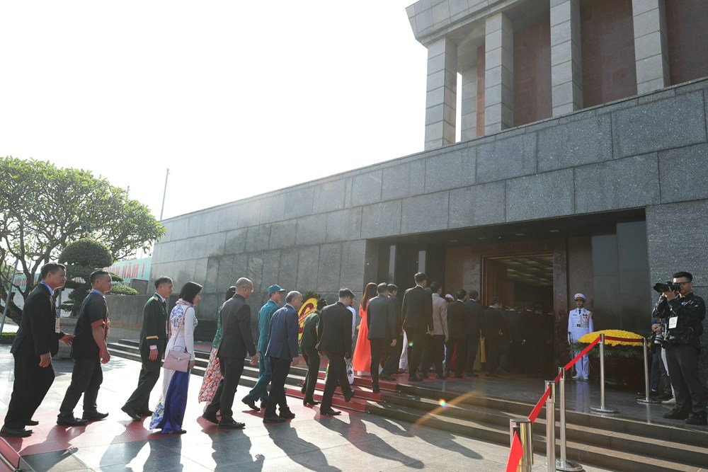 Đoàn đại biểu dự Đại hội Thi đua yêu nước toàn quốc lần thứ XI vào Lăng viếng Chủ tịch Hồ Chí Minh - ảnh 21