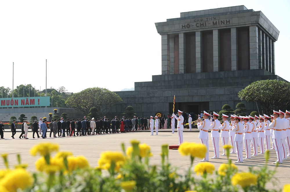 Đoàn đại biểu dự Đại hội Thi đua yêu nước toàn quốc lần thứ XI vào Lăng viếng Chủ tịch Hồ Chí Minh - ảnh 18