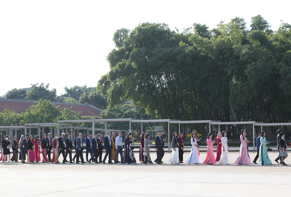 Đoàn đại biểu dự Đại hội Thi đua yêu nước toàn quốc lần thứ XI vào Lăng viếng Chủ tịch Hồ Chí Minh - ảnh 19