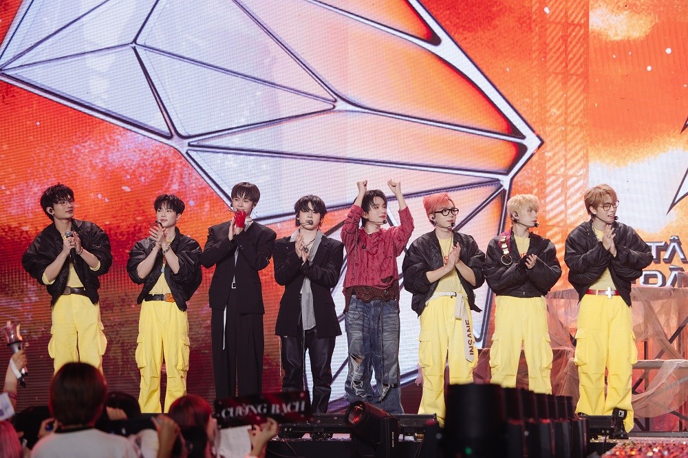 Sân khấu “tinh hoa” mở màn đêm chung kết bùng nổ - ảnh 4